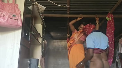 भाभी को तीव्र डॉगी-स्टाइल प्रवेश मिलता है।