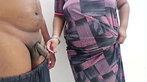 भारतीय आंटी एक भाग्यशाली आदमी को एक कामुक मालिश देती है।