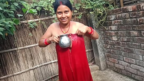 एक हॉट गाँव की बेब के बड़े स्तनों के साथ कामुक स्नान दिनचर्या देखें