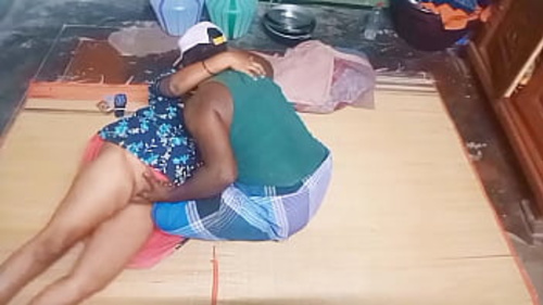 सौतेला बेटा अपनी भारतीय माँ के साथ बेडरूम में डॉगी स्टाइल में सेक्स करता है।