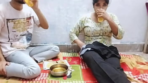 राहुल अपनी एशियाई गर्लफ्रेंड सोनिया को एक अंतरंग रोमांटिक मुठभेड़ के लिए बहकाता है।