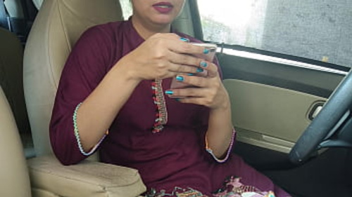 एक शर्मीली भारतीय महिला को एक सार्वजनिक वीडियो कॉल के दौरान कार में तीव्र पेनिट्रेशन मिलता है।