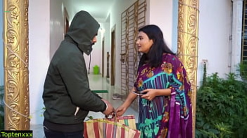 देवर (देवर) और भाभी (भाभी) एक वाहन में तीव्र यौन मुठभेड़ में लिप्त होते हैं।