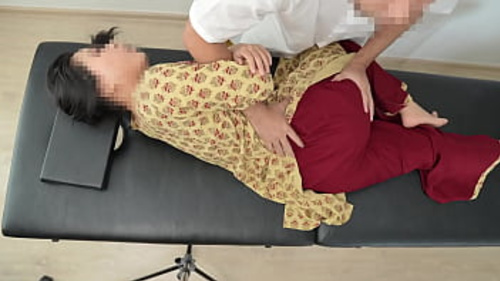 आह को एक भारतीय लड़की की परफेक्ट गधे को तांत्रिक तकनीकों का उपयोग करके मसाज करता है।
