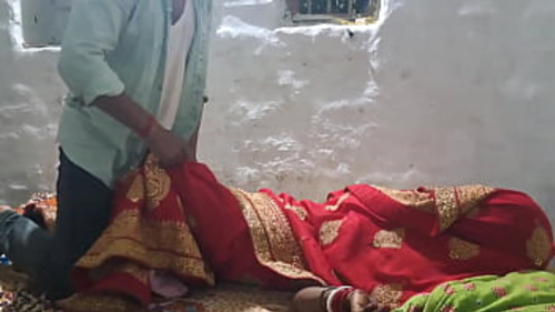 एक नई फिल्म में एक भारतीय गांव से रोमांटिक दृश्यों का आनंद लें
