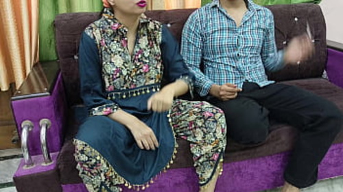 सौतेला बेटा अपनी पहली भारतीय पंजाबी महिला के बड़े स्तनों का अनुभव करता है