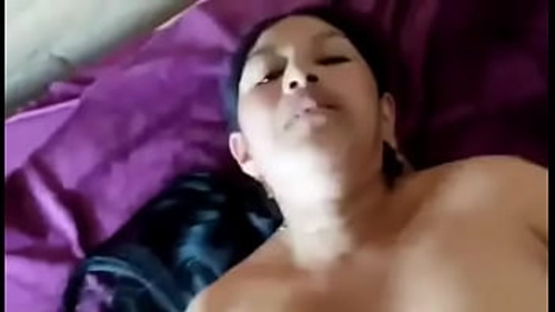 एक सेक्सी भारतीय महिला अपने विकृत साथी के साथ शरारती यौन गतिविधियों में लिप्त होती है।