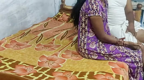 एक गाँव में गर्म भारतीय जोड़े के साझा करने और सहलाने का भाप से भरा घरेलू वीडियो।
