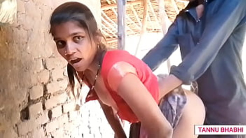 बहन को उसके भारतीय साथी से तीव्र डॉगी स्टाइल में चोदाई मिलती है।