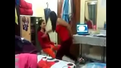 हॉस्टल में सेक्सी भारतीय लड़की अपने दोस्त के साथ गंदी बातें करते हुए मजे करती है