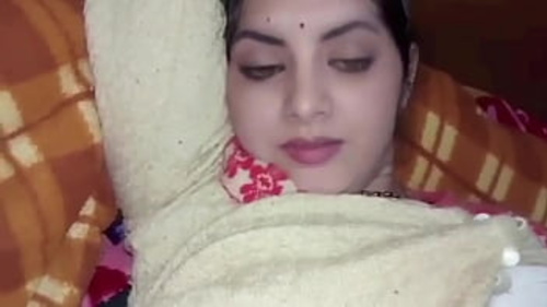 मोनू अपने सौतेले भाई के साथ एक गर्म बाहरी रोमांटिक मुठभेड़ का आनंद लेती है