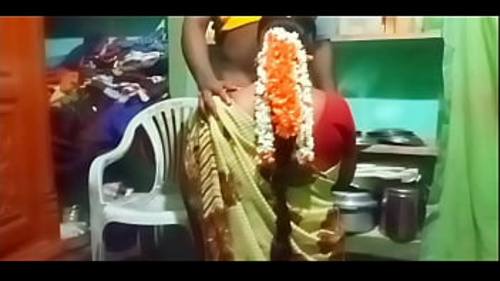 वेट्रिवेल बेडरूम में एक गर्म और भाप से भरे डॉगी स्टाइल रोमप का आनंद लेती है।