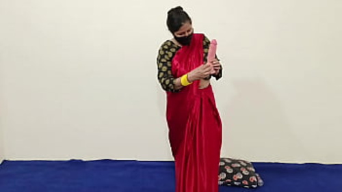नबीलाशेहज़ादी को एक बड़े खिलौने के साथ अंतरंग आत्म-सुख में लिप्त होते हुए देखें, जबकि वह पारंपरिक साड़ी में सजी होती है।