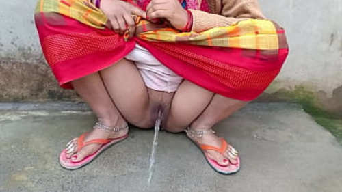 गर्म भारतीय गांव का पेशाब दृश्य जो आपको रोमांचित कर देगा!