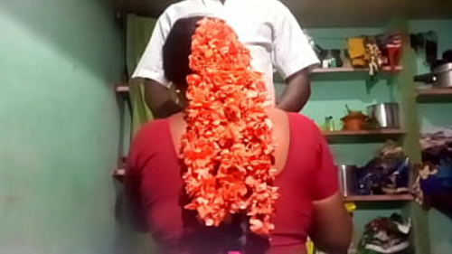 भारत में एक गाँव के शिक्षक के रूप में वेट्रिवल का जंगली पक्ष देखें, जिसके पास एक निर्दोष पिछवाड़ा है