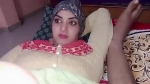स्टेपब्रो मोनू को जगाता है और उसके साथ सेक्स करता है जबकि वह सो रही होती है
