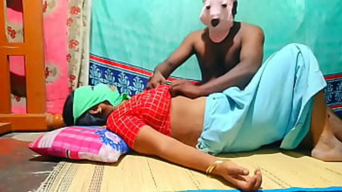 वेट्रिवेल और उसका साथी सार्वजनिक रूप से डॉगी-स्टाइल सेक्स में संलग्न होते हैं जबकि वेट्रिवेल मास्क पहनती है।