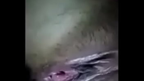 एक भाग्यशाली आदमी एक सेक्सी भारतीय महिला को एक गर्म ट्रीट के साथ आश्चर्यचकित करता है