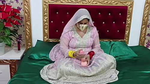 अनुभवी भारतीय दुल्हन, पकाउंटी को खुद को संतुष्ट करने के लिए डिल्डो का उपयोग करते हुए और एक शक्तिशाली स्क्वर्ट प्राप्त करते हुए देखें।