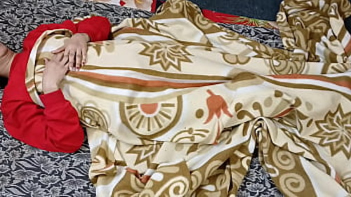 एक तंग भारतीय योनि को एक अंतरजातीय मुठभेड़ में जोरदार तरीके से प्रवेश किया जाता है।