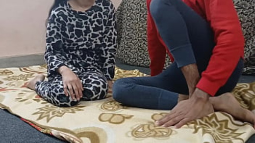 एक तंग भारतीय महिला की योनि को एक बड़े लंड द्वारा स्पष्ट हिंदी ऑडियो में जोरदार तरीके से प्रवेश किया जाता है।