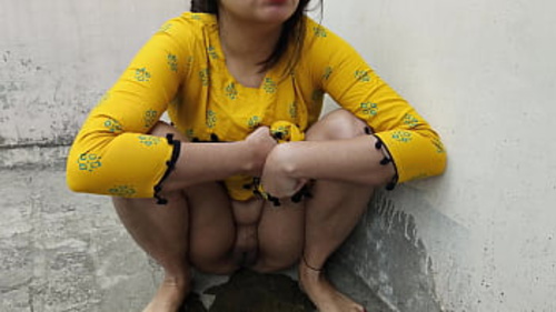 एक मसालेदार भारतीय नौकरानी की उत्तेजक बातें और बड़ी गांड बाहर ठोकी जाती है।