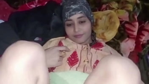 एक भारतीय गाँव की लड़की का उसके दोस्त द्वारा एक वीडियो में यौन उत्पीड़न किया जाता है जिसमें भारतीय जोड़े का एक हिंदी कमेंट्री के साथ यौन संबंध होता है।