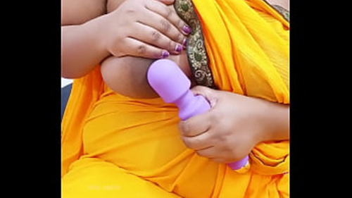बड़ी छाती वाली खूबसूरत बांग्लादेशी लड़की