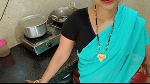एक नवविवाहित गृहिणी अपने पति से बात करती है, फिर अपने नए सौतेले भाई के साथ रसोई में डॉगी स्टाइल पोजीशन में यौन संबंध बनाती है, सब कुछ हिंदी में