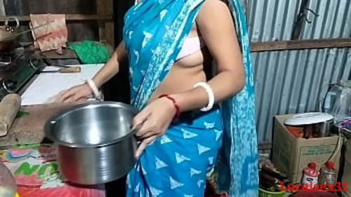 एक महिला अपने पति के साथ रसोई में रहते हुए एक विस्तारित अवधि के लिए यौन संबंध बनाती है।