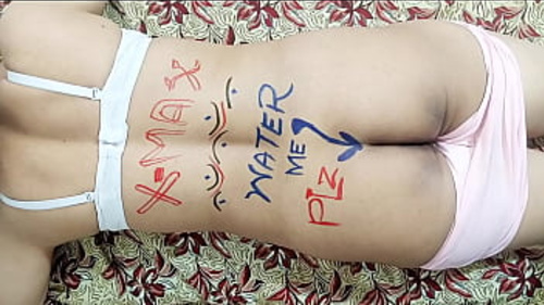 लाल ड्रेस, सफेद ब्रा और काले हिजाब में एक महिला को न्यू ईयर ईव पर डिल्डो गिफ्ट मिलता है।