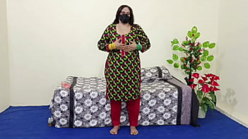 एक कामुक पाकिस्तानी परिपक्व महिला बड़े स्तनों के साथ खुद को संतुष्ट कर रही है