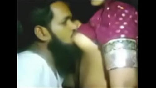 भारत की मातृभूमि से एक युवा मुस्लिम आदमी और एक लड़की