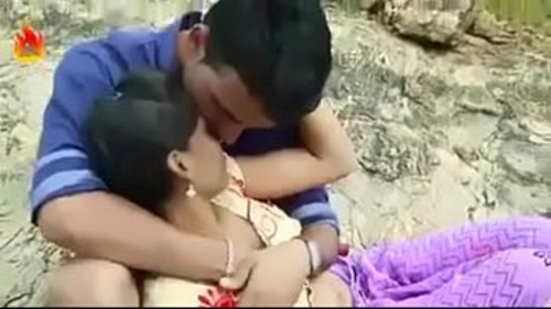 उत्साही भारतीय जोड़ी स्तन छेड़छाड़ में लिप्त होती है।