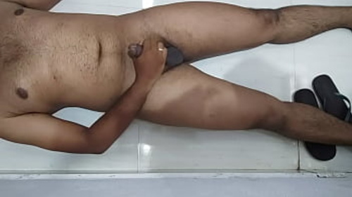 युवा भारतीय आदमी खुद को संतुष्ट कर रहा है।