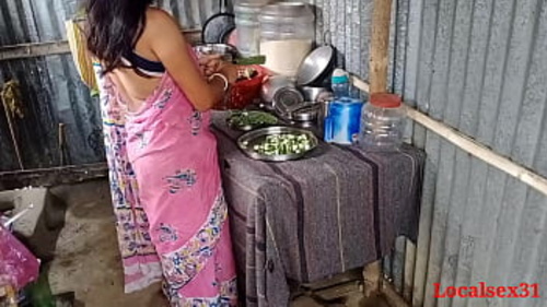 परिपक्व भारतीय महिला सोनाली भाभी एक रफ सेक्सुअल एनकाउंटर में लिप्त होती है।
