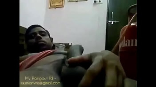 रवि, पोर्नस्टार और जिगोलो, इंडियनरॉकस्टारममम के इंस्टाग्राम पर अपने प्रभावशाली टूल का प्रदर्शन करते हैं