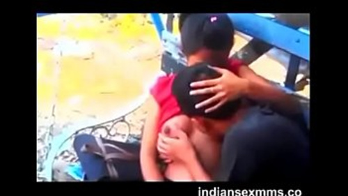 भारतीय जोड़े स्तनपान का आनंद लेते हैं।