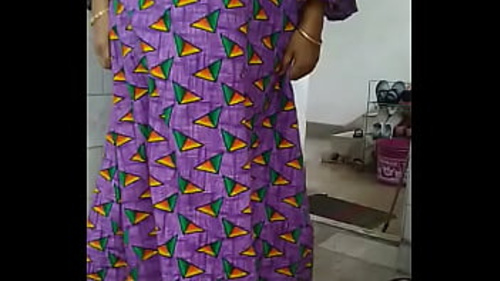 भारतीय पड़ोसी की बीवी बाथरूम में पेशाब करती है।