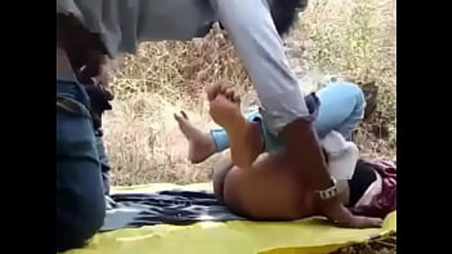 भारतीय गर्लफ्रेंड को बाहर चोदा जाता है।