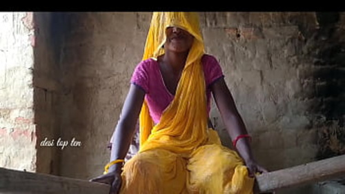 एक शरारती भारतीय गृहिणी अपने पति के साथ एक जुनूनी संभोग का आनंद लेती है