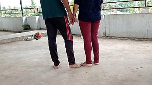 एक शानदार पत्नी अपने देवर के साथ बालकनी पर सेक्स का आनंद लेती है।