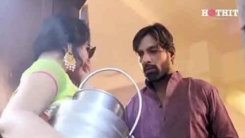 भारतीय भाभी डॉगी स्टाइल में।