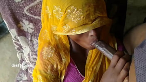भारतीय विवाहित महिला अपने पति के साथ यौन संबंध बनाती है।
