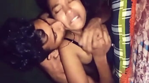 एक भारतीय सास और उसके बेटे के प्रेमी के बीच तीव्र यौन मुठभेड़।
