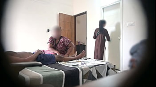 प्यारी लड़कियाँ अपने लंड को एक आरामदायक मसाज के दौरान दिखाती हैं