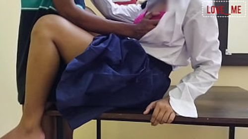 मिली, शरारती स्कूलगर्ल, एक बड़े लिंग वाले साथी के साथ यौन गतिविधि में संलग्न होती है जो स्पष्ट भाषा का उपयोग करता है।