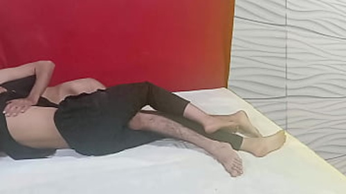 एक मेहनती भारतीय पति को इनाम के रूप में प्रमोशन मिलता है और उसकी टाइट गांड की प्रशंसा की जाती है।