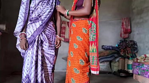 भारतीय लड़कियां असु और सोनी का शरारती बातचीत और टीवी पर भाप से भरा साड़ी गेम।