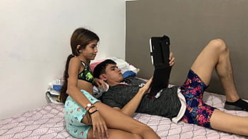 मुझसे अपने बेडरूम में वीर्य भरने के लिए कहता हूँ: भारतीय सौतेली बहन का वीडियो।